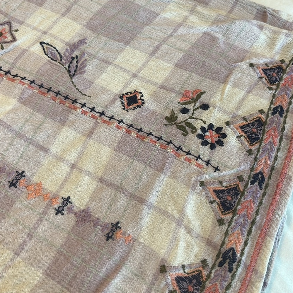 Embroidered Blouse - Picture 4 of 4